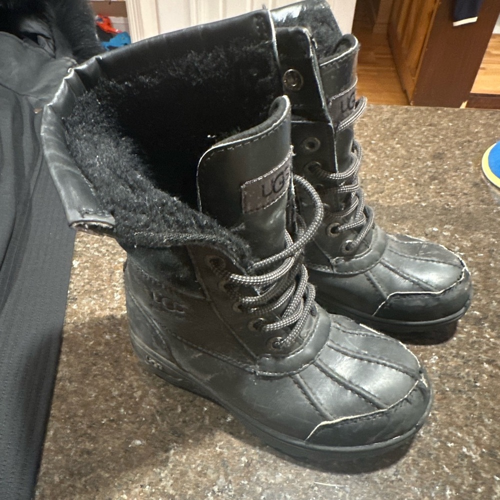 Ugg adirondack kids boot size 12